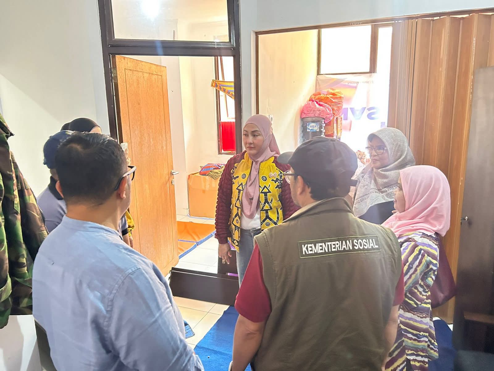 Ketua TP PKK Ny. Maria Feronica Hendri, saat kunjungi pengungsi di Rusunawa.